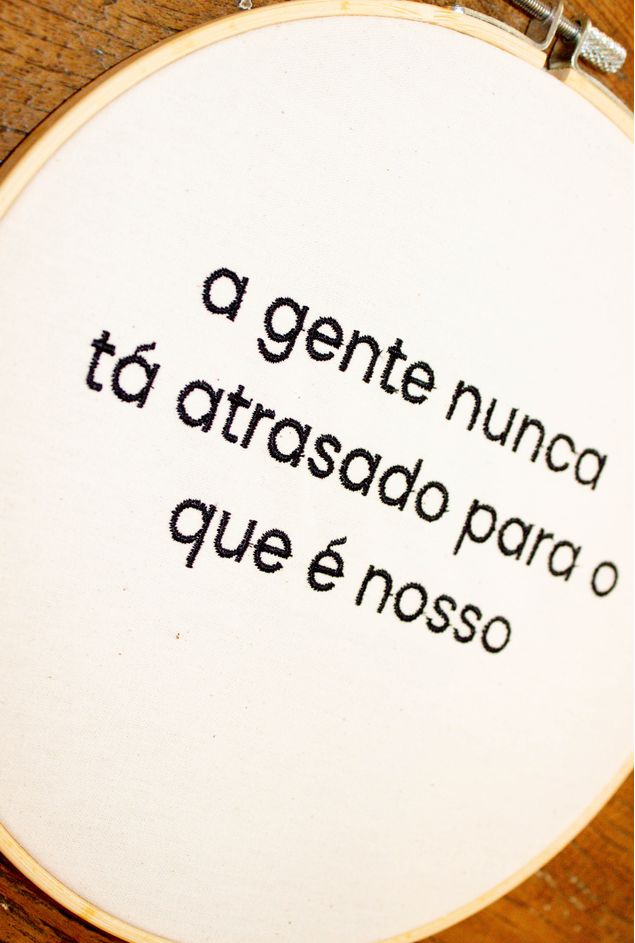 Bastidor Bordado A Gente Nunca ta Atrasado -3-.jpg